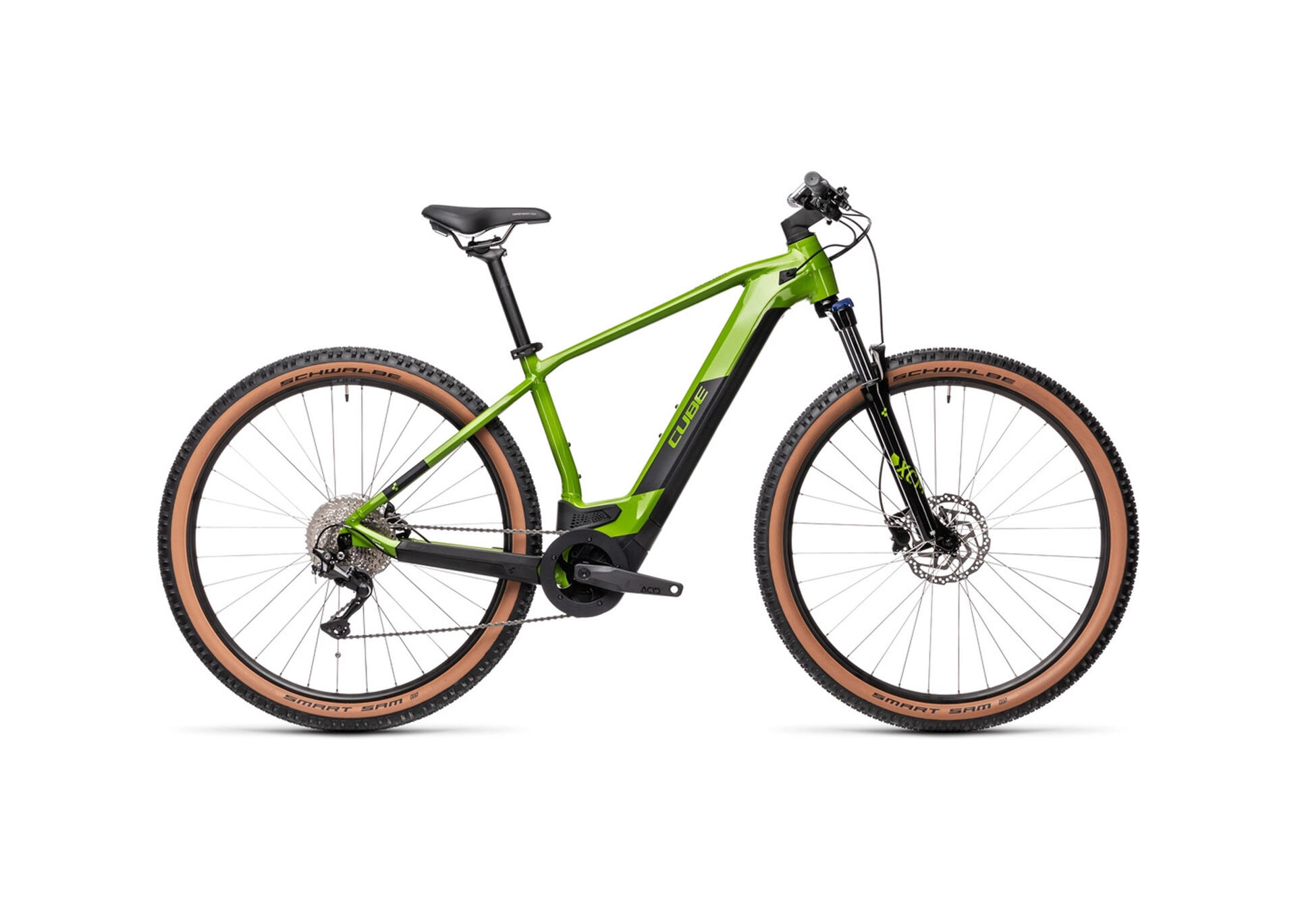 Ein grünes elektrisches Mountainbike mit schwarzem Rahmen, großen Rädern mit hellbraunen Seitenwänden, einer Vorderradgabel mit Federung und einer sichtbaren, in den Rahmen integrierten Batterie.